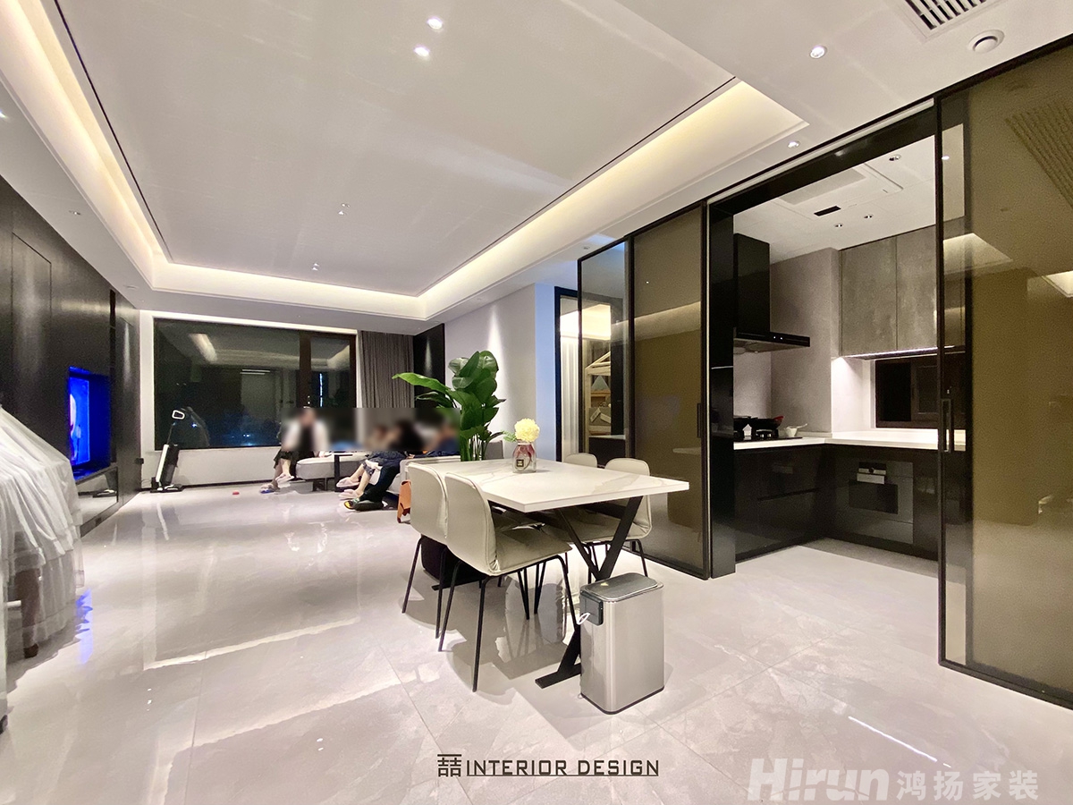 建發(fā)央著150㎡雅致現(xiàn)代四居室 裝修案例實(shí)景圖-3