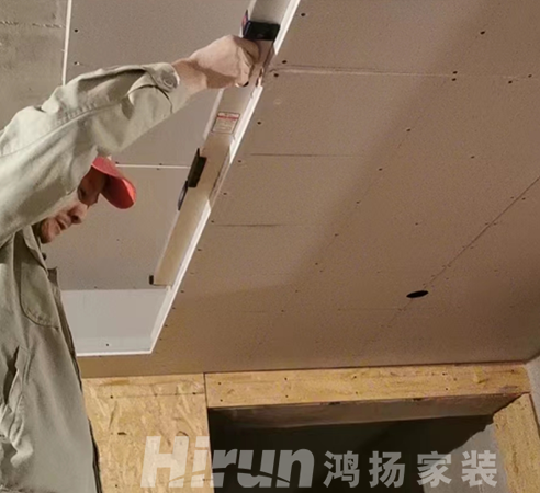 鴻揚家裝逆勢增長憑什么？憑“穿了八年的工作服”