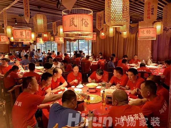 鴻揚家裝逆勢增長憑什么？憑“穿了八年的工作服”
