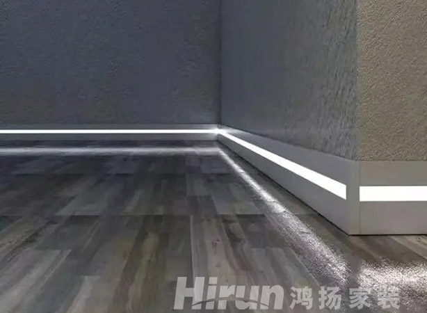 救命！一個(gè)踢腳線都能搞成這樣，我是真的沒想到?。?/></p><p><br/>　　<strong>踢腳線燈可以安裝在哪些地方？</strong><br/><br/>　　理論來說，踢腳線燈可以安裝在家里的絕大多數(shù)地方，但點(diǎn)亮家中幾個(gè)重要的地方，能讓我們家中顏值與氛圍更有質(zhì)感與格調(diào)。<br/><br/>　　<strong>客廳/門廳/玄關(guān)</strong><br/><br/>　　進(jìn)門就能感受到踢腳線燈的溫馨效果，讓整個(gè)空間都彌漫靜謐的安寧氛圍，出門入戶都有更平和美好的心情。</p><p style=