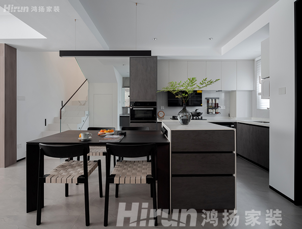 130㎡北歐風，原木色電視墻越看越喜歡，黑白撞色的廚房不要太高級！