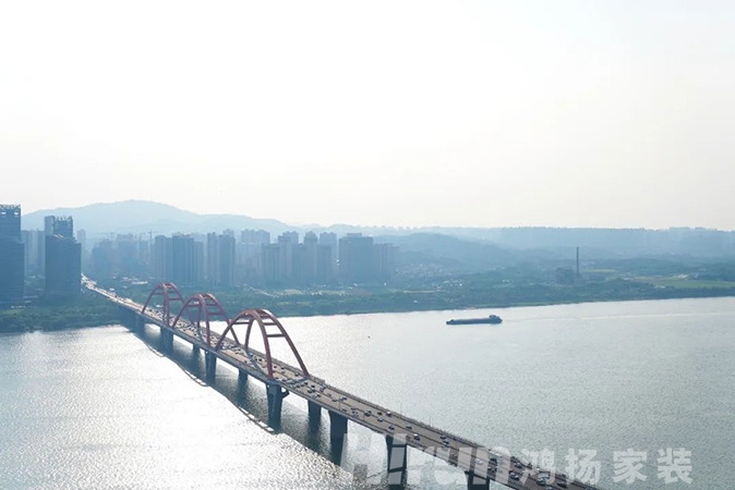 220㎡輕奢大宅，在超大弧形陽(yáng)臺(tái)欣賞270度江景的品質(zhì)生活