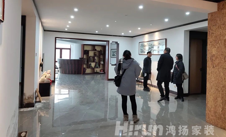 220㎡輕奢大宅，在超大弧形陽(yáng)臺(tái)欣賞270度江景的品質(zhì)生活