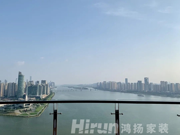 220㎡輕奢大宅，在超大弧形陽(yáng)臺(tái)欣賞270度江景的品質(zhì)生活